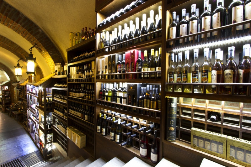 vente-LA CRAU-min_world_street_travel_shop_canon_georgia_wine_bottles-429767